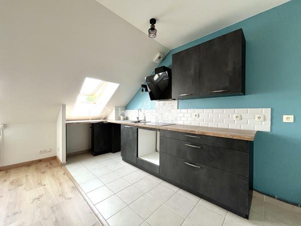 À Nanteuil-le-Haudouin, dans une résidence récente, calme, sécurisée et bien entretenue, découvrez ce bel appartement de 50 m² offrant un cadre de vie agréable. 

Il se compose d’une d’entrée ouvrant sur une pièce de vie avec séjour et cuisine ouverte, aménagée et équipée. 
Un couloir desservant deux chambres, une salle de bains et un WC indépendant.
Bénéficiant d’une faible consommation énergétique, ce bien offre un bon confort au quotidien. 
Les résidents profitent également d’un jardin commun, un agréable espace extérieur pour les beaux jours. 
Deux places de stationnement privatives complètent ce bien.
Un bien idéal pour un jeune couple ou investisseur en quête d’un bien récent et facile à louer.

Une belle opportunité à découvrir sans tarder !