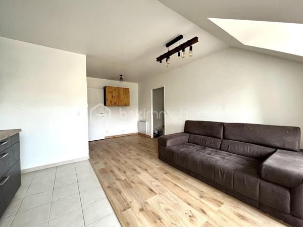 À Nanteuil-le-Haudouin, dans une résidence récente, calme, sécurisée et bien entretenue, découvrez ce bel appartement de 50 m² offrant un cadre de vie agréable. 

Il se compose d’une d’entrée ouvrant sur une pièce de vie avec séjour et cuisine ouverte, aménagée et équipée. 
Un couloir desservant deux chambres, une salle de bains et un WC indépendant.
Bénéficiant d’une faible consommation énergétique, ce bien offre un bon confort au quotidien. 
Les résidents profitent également d’un jardin commun, un agréable espace extérieur pour les beaux jours. 
Deux places de stationnement privatives complètent ce bien.
Un bien idéal pour un jeune couple ou investisseur en quête d’un bien récent et facile à louer.

Une belle opportunité à découvrir sans tarder !