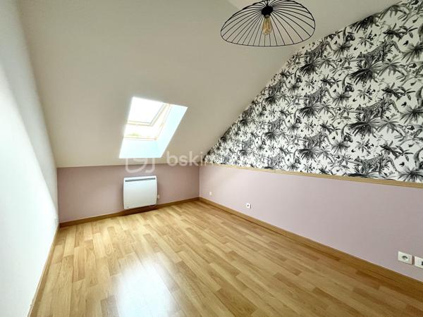 À Nanteuil-le-Haudouin, dans une résidence récente, calme, sécurisée et bien entretenue, découvrez ce bel appartement de 50 m² offrant un cadre de vie agréable. 

Il se compose d’une d’entrée ouvrant sur une pièce de vie avec séjour et cuisine ouverte, aménagée et équipée. 
Un couloir desservant deux chambres, une salle de bains et un WC indépendant.
Bénéficiant d’une faible consommation énergétique, ce bien offre un bon confort au quotidien. 
Les résidents profitent également d’un jardin commun, un agréable espace extérieur pour les beaux jours. 
Deux places de stationnement privatives complètent ce bien.
Un bien idéal pour un jeune couple ou investisseur en quête d’un bien récent et facile à louer.

Une belle opportunité à découvrir sans tarder !