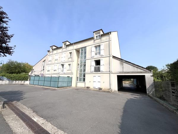 À Nanteuil-le-Haudouin, dans une résidence récente, calme, sécurisée et bien entretenue, découvrez ce bel appartement de 50 m² offrant un cadre de vie agréable. 

Il se compose d’une d’entrée ouvrant sur une pièce de vie avec séjour et cuisine ouverte, aménagée et équipée. 
Un couloir desservant deux chambres, une salle de bains et un WC indépendant.
Bénéficiant d’une faible consommation énergétique, ce bien offre un bon confort au quotidien. 
Les résidents profitent également d’un jardin commun, un agréable espace extérieur pour les beaux jours. 
Deux places de stationnement privatives complètent ce bien.
Un bien idéal pour un jeune couple ou investisseur en quête d’un bien récent et facile à louer.

Une belle opportunité à découvrir sans tarder !
