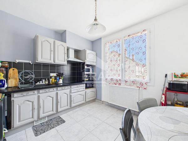 EXCLUSIVITÉ, MAISON À ONET-LE-CHÂTEAU AVEC DEUX APPARTEMENTS LOUES