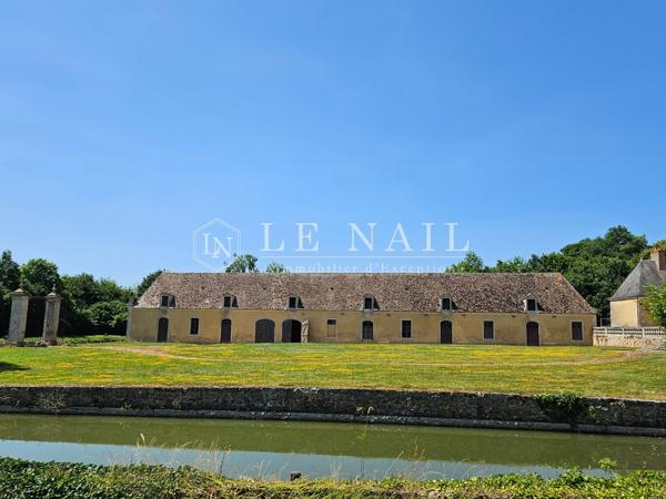 Beau domaine de 108 hectares à vendre dans la Sarthe avec Château Monument historique