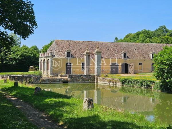 Beau domaine de 108 hectares à vendre dans la Sarthe avec Château Monument historique