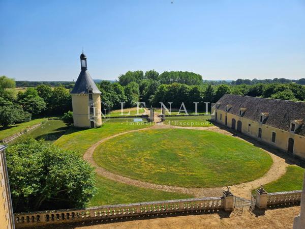 Beau domaine de 108 hectares à vendre dans la Sarthe avec Château Monument historique