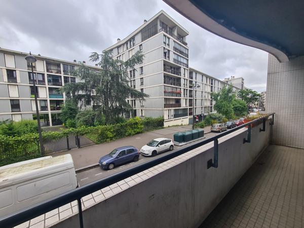 Grand trois pièces avec balcon et une vue entièrement dégagée