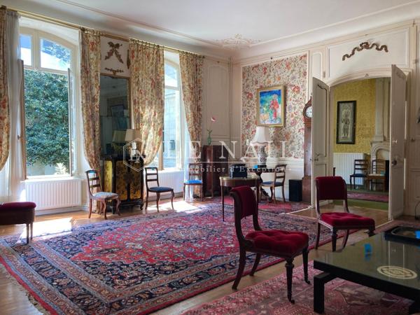 En Berry, bel hôtel particulier en cœur de ville, à restaurer