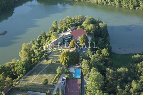 Beau domaine de 80 hectares avec grand étang aux portes d'Angoulême
