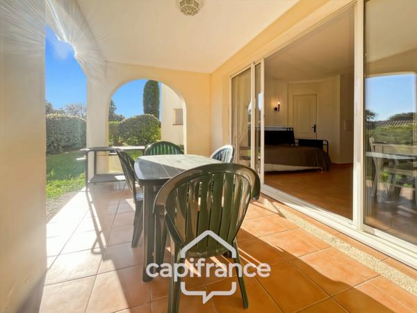 Appartement en rez-de-jardin , 3 chambres , place de parking , exposé Est sur le Domaine et Golf de Pont Royal