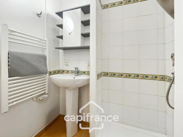 Appartement en rez-de-jardin , 3 chambres , place de parking , exposé Est sur le Domaine et Golf de Pont Royal