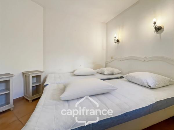 Appartement en rez-de-jardin , 3 chambres , place de parking , exposé Est sur le Domaine et Golf de Pont Royal