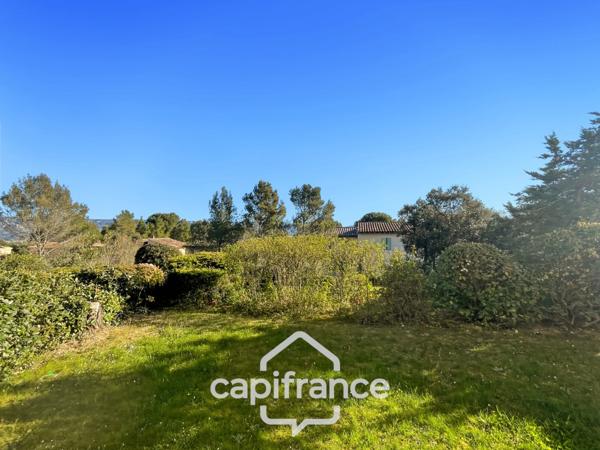 Appartement en rez-de-jardin , 3 chambres , place de parking , exposé Est sur le Domaine et Golf de Pont Royal