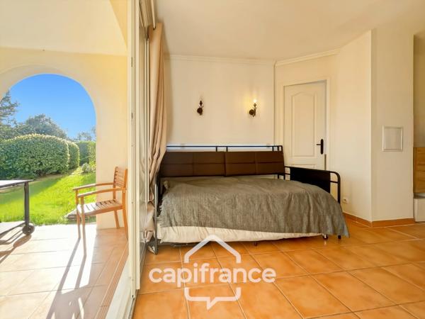 Appartement en rez-de-jardin , 3 chambres , place de parking , exposé Est sur le Domaine et Golf de Pont Royal