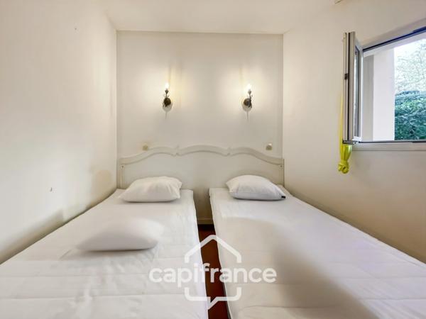 Appartement en rez-de-jardin , 3 chambres , place de parking , exposé Est sur le Domaine et Golf de Pont Royal