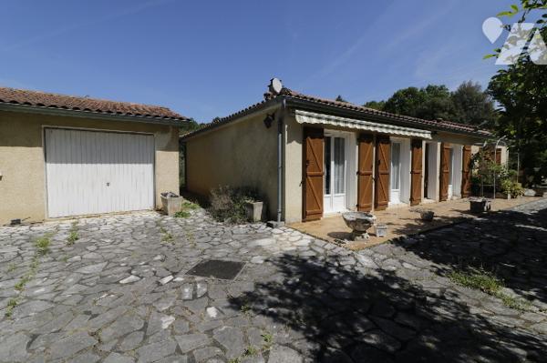 Maison de plain pied, cuisine indépendante, trois chambres, séjour, salle à manger, garage. Terrain.