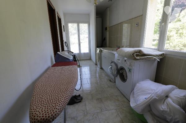 Maison de plain pied, cuisine indépendante, trois chambres, séjour, salle à manger, garage. Terrain.