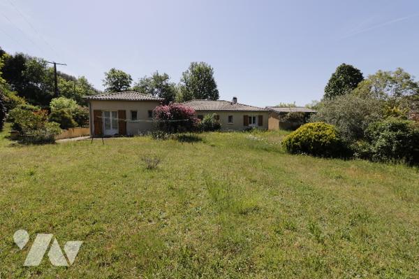 Maison de plain pied, cuisine indépendante, trois chambres, séjour, salle à manger, garage. Terrain.