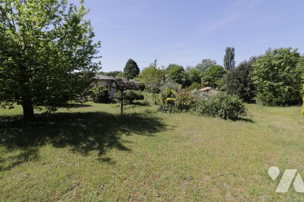 Maison de plain pied, cuisine indépendante, trois chambres, séjour, salle à manger, garage. Terrain.