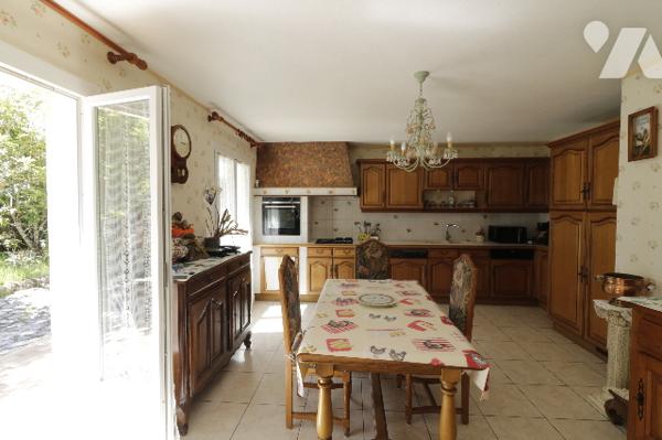Maison de plain pied, cuisine indépendante, trois chambres, séjour, salle à manger, garage. Terrain.