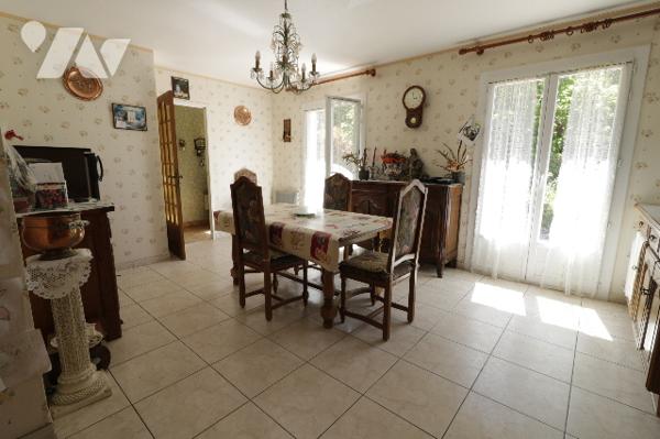 Maison de plain pied, cuisine indépendante, trois chambres, séjour, salle à manger, garage. Terrain.