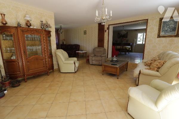 Maison de plain pied, cuisine indépendante, trois chambres, séjour, salle à manger, garage. Terrain.