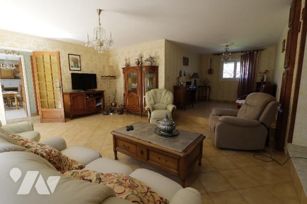 Maison de plain pied, cuisine indépendante, trois chambres, séjour, salle à manger, garage. Terrain.