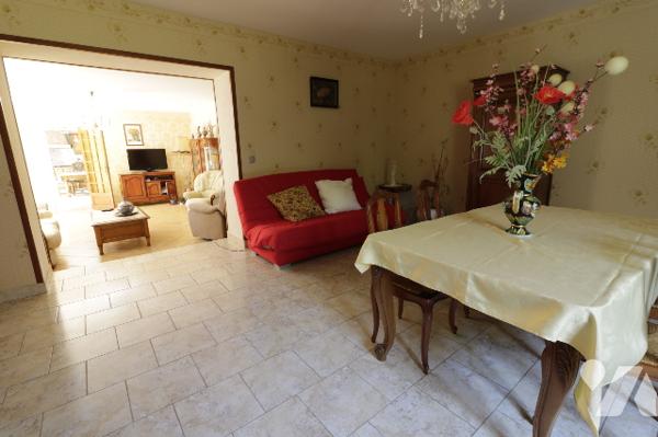 Maison de plain pied, cuisine indépendante, trois chambres, séjour, salle à manger, garage. Terrain.