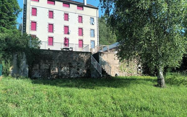 Immeuble à vendre    14 pièces • 996 m2 Pontaumur