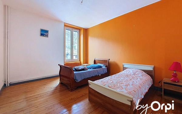 Immeuble à vendre    14 pièces • 996 m2 Pontaumur