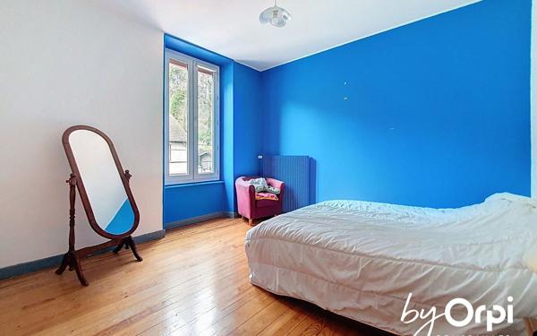 Immeuble à vendre    14 pièces • 996 m2 Pontaumur