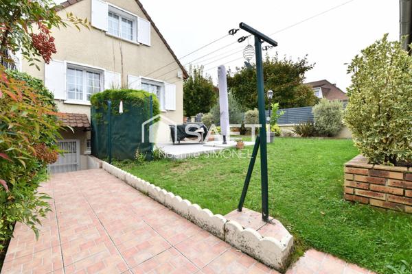 MAISON DE 3 PIECES 2 CHAMBRES 76 m² BÄTIE SUR UN TERRAIN CLOTURE DE 385 m².