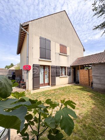 En exclusivité,  Nadia Aramis vous propose cette maison mitoyenne d’environ 80 m²,  dans un environnement calme et recherché, au fond d’une impasse. Idéalement située à proximité immédiate du centre-ville, des commerces, des transports et des écoles du secteur Les Sapins (maternelle et primaire).
Elle se compose au rez-de-chaussée d’une entrée avec cuisine ouverte sur un séjour chaleureux,  d’une cheminée, ainsi que d’un WC avec espace buanderie.
Au premier étage, un palier dessert deux chambres et une salle de bains.
Les combles ont été aménagés et offrent un espace supplémentaire comprenant une chambre parentale ainsi qu’un espace pouvant accueillir une chambre d’enfant, un bureau ou une salle de jeux.
À l’extérieur, vous profiterez d’un jardin privatif d’environ 120 m² ainsi que d’un cabanon de 5 m², idéal pour le rangement.

Les + du bien :
Situation au calme dans une impasse
Proximité du centre-ville et de toutes les commodités
Secteur scolaire recherché Les Sapins
Cuisine rénovée et optimisée
Cheminée apportant charme et convivialité
Combles aménagés offrant un bel espace supplémentaire
Faibles charges de copropriété

Une maison parfaitement entretenue, idéale pour une famille souhaitant allier tranquillité et proximité des services.
À visiter sans tarder ! 📞0667007674 🏡