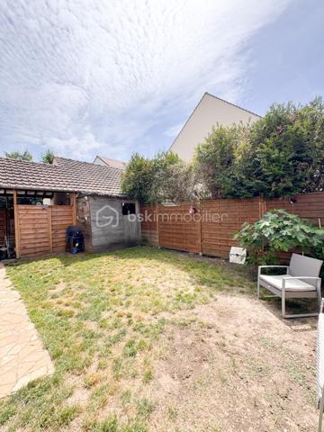 En exclusivité,  Nadia Aramis vous propose cette maison mitoyenne d’environ 80 m²,  dans un environnement calme et recherché, au fond d’une impasse. Idéalement située à proximité immédiate du centre-ville, des commerces, des transports et des écoles du secteur Les Sapins (maternelle et primaire).
Elle se compose au rez-de-chaussée d’une entrée avec cuisine ouverte sur un séjour chaleureux,  d’une cheminée, ainsi que d’un WC avec espace buanderie.
Au premier étage, un palier dessert deux chambres et une salle de bains.
Les combles ont été aménagés et offrent un espace supplémentaire comprenant une chambre parentale ainsi qu’un espace pouvant accueillir une chambre d’enfant, un bureau ou une salle de jeux.
À l’extérieur, vous profiterez d’un jardin privatif d’environ 120 m² ainsi que d’un cabanon de 5 m², idéal pour le rangement.

Les + du bien :
Situation au calme dans une impasse
Proximité du centre-ville et de toutes les commodités
Secteur scolaire recherché Les Sapins
Cuisine rénovée et optimisée
Cheminée apportant charme et convivialité
Combles aménagés offrant un bel espace supplémentaire
Faibles charges de copropriété

Une maison parfaitement entretenue, idéale pour une famille souhaitant allier tranquillité et proximité des services.
À visiter sans tarder ! 📞0667007674 🏡