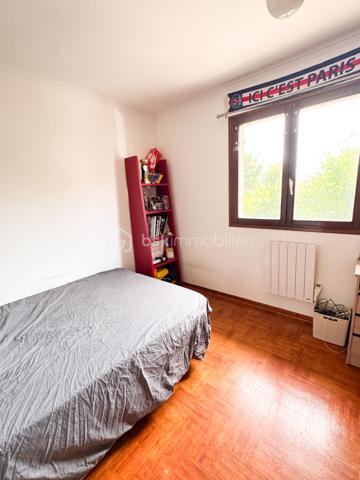 En exclusivité,  Nadia Aramis vous propose cette maison mitoyenne d’environ 80 m²,  dans un environnement calme et recherché, au fond d’une impasse. Idéalement située à proximité immédiate du centre-ville, des commerces, des transports et des écoles du secteur Les Sapins (maternelle et primaire).
Elle se compose au rez-de-chaussée d’une entrée avec cuisine ouverte sur un séjour chaleureux,  d’une cheminée, ainsi que d’un WC avec espace buanderie.
Au premier étage, un palier dessert deux chambres et une salle de bains.
Les combles ont été aménagés et offrent un espace supplémentaire comprenant une chambre parentale ainsi qu’un espace pouvant accueillir une chambre d’enfant, un bureau ou une salle de jeux.
À l’extérieur, vous profiterez d’un jardin privatif d’environ 120 m² ainsi que d’un cabanon de 5 m², idéal pour le rangement.

Les + du bien :
Situation au calme dans une impasse
Proximité du centre-ville et de toutes les commodités
Secteur scolaire recherché Les Sapins
Cuisine rénovée et optimisée
Cheminée apportant charme et convivialité
Combles aménagés offrant un bel espace supplémentaire
Faibles charges de copropriété

Une maison parfaitement entretenue, idéale pour une famille souhaitant allier tranquillité et proximité des services.
À visiter sans tarder ! 📞0667007674 🏡