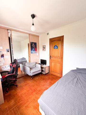 En exclusivité,  Nadia Aramis vous propose cette maison mitoyenne d’environ 80 m²,  dans un environnement calme et recherché, au fond d’une impasse. Idéalement située à proximité immédiate du centre-ville, des commerces, des transports et des écoles du secteur Les Sapins (maternelle et primaire).
Elle se compose au rez-de-chaussée d’une entrée avec cuisine ouverte sur un séjour chaleureux,  d’une cheminée, ainsi que d’un WC avec espace buanderie.
Au premier étage, un palier dessert deux chambres et une salle de bains.
Les combles ont été aménagés et offrent un espace supplémentaire comprenant une chambre parentale ainsi qu’un espace pouvant accueillir une chambre d’enfant, un bureau ou une salle de jeux.
À l’extérieur, vous profiterez d’un jardin privatif d’environ 120 m² ainsi que d’un cabanon de 5 m², idéal pour le rangement.

Les + du bien :
Situation au calme dans une impasse
Proximité du centre-ville et de toutes les commodités
Secteur scolaire recherché Les Sapins
Cuisine rénovée et optimisée
Cheminée apportant charme et convivialité
Combles aménagés offrant un bel espace supplémentaire
Faibles charges de copropriété

Une maison parfaitement entretenue, idéale pour une famille souhaitant allier tranquillité et proximité des services.
À visiter sans tarder ! 📞0667007674 🏡