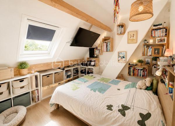 En exclusivité,  Nadia Aramis vous propose cette maison mitoyenne d’environ 80 m²,  dans un environnement calme et recherché, au fond d’une impasse. Idéalement située à proximité immédiate du centre-ville, des commerces, des transports et des écoles du secteur Les Sapins (maternelle et primaire).
Elle se compose au rez-de-chaussée d’une entrée avec cuisine ouverte sur un séjour chaleureux,  d’une cheminée, ainsi que d’un WC avec espace buanderie.
Au premier étage, un palier dessert deux chambres et une salle de bains.
Les combles ont été aménagés et offrent un espace supplémentaire comprenant une chambre parentale ainsi qu’un espace pouvant accueillir une chambre d’enfant, un bureau ou une salle de jeux.
À l’extérieur, vous profiterez d’un jardin privatif d’environ 120 m² ainsi que d’un cabanon de 5 m², idéal pour le rangement.

Les + du bien :
Situation au calme dans une impasse
Proximité du centre-ville et de toutes les commodités
Secteur scolaire recherché Les Sapins
Cuisine rénovée et optimisée
Cheminée apportant charme et convivialité
Combles aménagés offrant un bel espace supplémentaire
Faibles charges de copropriété

Une maison parfaitement entretenue, idéale pour une famille souhaitant allier tranquillité et proximité des services.
À visiter sans tarder ! 📞0667007674 🏡