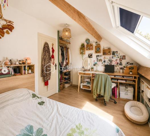 En exclusivité,  Nadia Aramis vous propose cette maison mitoyenne d’environ 80 m²,  dans un environnement calme et recherché, au fond d’une impasse. Idéalement située à proximité immédiate du centre-ville, des commerces, des transports et des écoles du secteur Les Sapins (maternelle et primaire).
Elle se compose au rez-de-chaussée d’une entrée avec cuisine ouverte sur un séjour chaleureux,  d’une cheminée, ainsi que d’un WC avec espace buanderie.
Au premier étage, un palier dessert deux chambres et une salle de bains.
Les combles ont été aménagés et offrent un espace supplémentaire comprenant une chambre parentale ainsi qu’un espace pouvant accueillir une chambre d’enfant, un bureau ou une salle de jeux.
À l’extérieur, vous profiterez d’un jardin privatif d’environ 120 m² ainsi que d’un cabanon de 5 m², idéal pour le rangement.

Les + du bien :
Situation au calme dans une impasse
Proximité du centre-ville et de toutes les commodités
Secteur scolaire recherché Les Sapins
Cuisine rénovée et optimisée
Cheminée apportant charme et convivialité
Combles aménagés offrant un bel espace supplémentaire
Faibles charges de copropriété

Une maison parfaitement entretenue, idéale pour une famille souhaitant allier tranquillité et proximité des services.
À visiter sans tarder ! 📞0667007674 🏡
