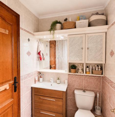 En exclusivité,  Nadia Aramis vous propose cette maison mitoyenne d’environ 80 m²,  dans un environnement calme et recherché, au fond d’une impasse. Idéalement située à proximité immédiate du centre-ville, des commerces, des transports et des écoles du secteur Les Sapins (maternelle et primaire).
Elle se compose au rez-de-chaussée d’une entrée avec cuisine ouverte sur un séjour chaleureux,  d’une cheminée, ainsi que d’un WC avec espace buanderie.
Au premier étage, un palier dessert deux chambres et une salle de bains.
Les combles ont été aménagés et offrent un espace supplémentaire comprenant une chambre parentale ainsi qu’un espace pouvant accueillir une chambre d’enfant, un bureau ou une salle de jeux.
À l’extérieur, vous profiterez d’un jardin privatif d’environ 120 m² ainsi que d’un cabanon de 5 m², idéal pour le rangement.

Les + du bien :
Situation au calme dans une impasse
Proximité du centre-ville et de toutes les commodités
Secteur scolaire recherché Les Sapins
Cuisine rénovée et optimisée
Cheminée apportant charme et convivialité
Combles aménagés offrant un bel espace supplémentaire
Faibles charges de copropriété

Une maison parfaitement entretenue, idéale pour une famille souhaitant allier tranquillité et proximité des services.
À visiter sans tarder ! 📞0667007674 🏡