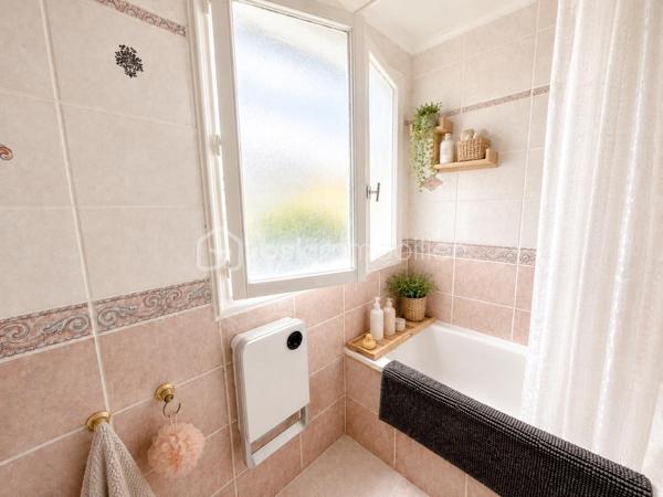En exclusivité,  Nadia Aramis vous propose cette maison mitoyenne d’environ 80 m²,  dans un environnement calme et recherché, au fond d’une impasse. Idéalement située à proximité immédiate du centre-ville, des commerces, des transports et des écoles du secteur Les Sapins (maternelle et primaire).
Elle se compose au rez-de-chaussée d’une entrée avec cuisine ouverte sur un séjour chaleureux,  d’une cheminée, ainsi que d’un WC avec espace buanderie.
Au premier étage, un palier dessert deux chambres et une salle de bains.
Les combles ont été aménagés et offrent un espace supplémentaire comprenant une chambre parentale ainsi qu’un espace pouvant accueillir une chambre d’enfant, un bureau ou une salle de jeux.
À l’extérieur, vous profiterez d’un jardin privatif d’environ 120 m² ainsi que d’un cabanon de 5 m², idéal pour le rangement.

Les + du bien :
Situation au calme dans une impasse
Proximité du centre-ville et de toutes les commodités
Secteur scolaire recherché Les Sapins
Cuisine rénovée et optimisée
Cheminée apportant charme et convivialité
Combles aménagés offrant un bel espace supplémentaire
Faibles charges de copropriété

Une maison parfaitement entretenue, idéale pour une famille souhaitant allier tranquillité et proximité des services.
À visiter sans tarder ! 📞0667007674 🏡