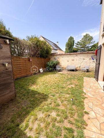 En exclusivité,  Nadia Aramis vous propose cette maison mitoyenne d’environ 80 m²,  dans un environnement calme et recherché, au fond d’une impasse. Idéalement située à proximité immédiate du centre-ville, des commerces, des transports et des écoles du secteur Les Sapins (maternelle et primaire).
Elle se compose au rez-de-chaussée d’une entrée avec cuisine ouverte sur un séjour chaleureux,  d’une cheminée, ainsi que d’un WC avec espace buanderie.
Au premier étage, un palier dessert deux chambres et une salle de bains.
Les combles ont été aménagés et offrent un espace supplémentaire comprenant une chambre parentale ainsi qu’un espace pouvant accueillir une chambre d’enfant, un bureau ou une salle de jeux.
À l’extérieur, vous profiterez d’un jardin privatif d’environ 120 m² ainsi que d’un cabanon de 5 m², idéal pour le rangement.

Les + du bien :
Situation au calme dans une impasse
Proximité du centre-ville et de toutes les commodités
Secteur scolaire recherché Les Sapins
Cuisine rénovée et optimisée
Cheminée apportant charme et convivialité
Combles aménagés offrant un bel espace supplémentaire
Faibles charges de copropriété

Une maison parfaitement entretenue, idéale pour une famille souhaitant allier tranquillité et proximité des services.
À visiter sans tarder ! 📞0667007674 🏡