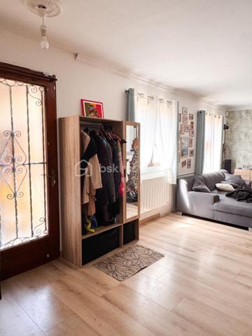 En exclusivité,  Nadia Aramis vous propose cette maison mitoyenne d’environ 80 m²,  dans un environnement calme et recherché, au fond d’une impasse. Idéalement située à proximité immédiate du centre-ville, des commerces, des transports et des écoles du secteur Les Sapins (maternelle et primaire).
Elle se compose au rez-de-chaussée d’une entrée avec cuisine ouverte sur un séjour chaleureux,  d’une cheminée, ainsi que d’un WC avec espace buanderie.
Au premier étage, un palier dessert deux chambres et une salle de bains.
Les combles ont été aménagés et offrent un espace supplémentaire comprenant une chambre parentale ainsi qu’un espace pouvant accueillir une chambre d’enfant, un bureau ou une salle de jeux.
À l’extérieur, vous profiterez d’un jardin privatif d’environ 120 m² ainsi que d’un cabanon de 5 m², idéal pour le rangement.

Les + du bien :
Situation au calme dans une impasse
Proximité du centre-ville et de toutes les commodités
Secteur scolaire recherché Les Sapins
Cuisine rénovée et optimisée
Cheminée apportant charme et convivialité
Combles aménagés offrant un bel espace supplémentaire
Faibles charges de copropriété

Une maison parfaitement entretenue, idéale pour une famille souhaitant allier tranquillité et proximité des services.
À visiter sans tarder ! 📞0667007674 🏡