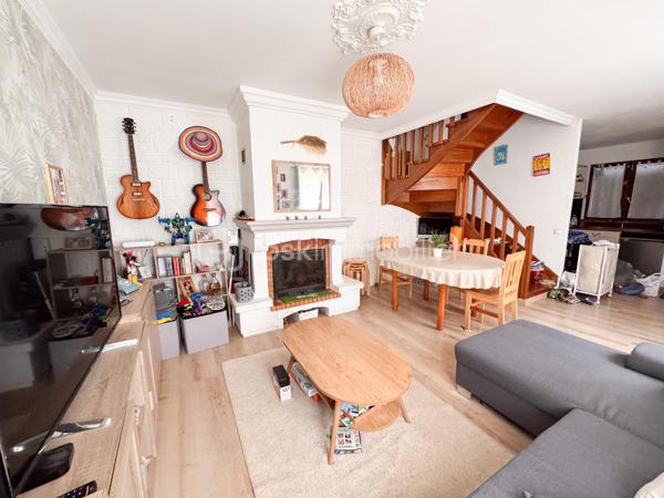 En exclusivité,  Nadia Aramis vous propose cette maison mitoyenne d’environ 80 m²,  dans un environnement calme et recherché, au fond d’une impasse. Idéalement située à proximité immédiate du centre-ville, des commerces, des transports et des écoles du secteur Les Sapins (maternelle et primaire).
Elle se compose au rez-de-chaussée d’une entrée avec cuisine ouverte sur un séjour chaleureux,  d’une cheminée, ainsi que d’un WC avec espace buanderie.
Au premier étage, un palier dessert deux chambres et une salle de bains.
Les combles ont été aménagés et offrent un espace supplémentaire comprenant une chambre parentale ainsi qu’un espace pouvant accueillir une chambre d’enfant, un bureau ou une salle de jeux.
À l’extérieur, vous profiterez d’un jardin privatif d’environ 120 m² ainsi que d’un cabanon de 5 m², idéal pour le rangement.

Les + du bien :
Situation au calme dans une impasse
Proximité du centre-ville et de toutes les commodités
Secteur scolaire recherché Les Sapins
Cuisine rénovée et optimisée
Cheminée apportant charme et convivialité
Combles aménagés offrant un bel espace supplémentaire
Faibles charges de copropriété

Une maison parfaitement entretenue, idéale pour une famille souhaitant allier tranquillité et proximité des services.
À visiter sans tarder ! 📞0667007674 🏡