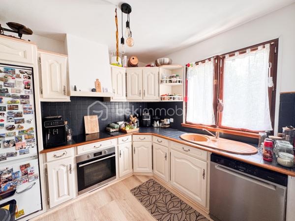 En exclusivité,  Nadia Aramis vous propose cette maison mitoyenne d’environ 80 m²,  dans un environnement calme et recherché, au fond d’une impasse. Idéalement située à proximité immédiate du centre-ville, des commerces, des transports et des écoles du secteur Les Sapins (maternelle et primaire).
Elle se compose au rez-de-chaussée d’une entrée avec cuisine ouverte sur un séjour chaleureux,  d’une cheminée, ainsi que d’un WC avec espace buanderie.
Au premier étage, un palier dessert deux chambres et une salle de bains.
Les combles ont été aménagés et offrent un espace supplémentaire comprenant une chambre parentale ainsi qu’un espace pouvant accueillir une chambre d’enfant, un bureau ou une salle de jeux.
À l’extérieur, vous profiterez d’un jardin privatif d’environ 120 m² ainsi que d’un cabanon de 5 m², idéal pour le rangement.

Les + du bien :
Situation au calme dans une impasse
Proximité du centre-ville et de toutes les commodités
Secteur scolaire recherché Les Sapins
Cuisine rénovée et optimisée
Cheminée apportant charme et convivialité
Combles aménagés offrant un bel espace supplémentaire
Faibles charges de copropriété

Une maison parfaitement entretenue, idéale pour une famille souhaitant allier tranquillité et proximité des services.
À visiter sans tarder ! 📞0667007674 🏡