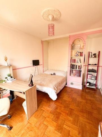 En exclusivité,  Nadia Aramis vous propose cette maison mitoyenne d’environ 80 m²,  dans un environnement calme et recherché, au fond d’une impasse. Idéalement située à proximité immédiate du centre-ville, des commerces, des transports et des écoles du secteur Les Sapins (maternelle et primaire).
Elle se compose au rez-de-chaussée d’une entrée avec cuisine ouverte sur un séjour chaleureux,  d’une cheminée, ainsi que d’un WC avec espace buanderie.
Au premier étage, un palier dessert deux chambres et une salle de bains.
Les combles ont été aménagés et offrent un espace supplémentaire comprenant une chambre parentale ainsi qu’un espace pouvant accueillir une chambre d’enfant, un bureau ou une salle de jeux.
À l’extérieur, vous profiterez d’un jardin privatif d’environ 120 m² ainsi que d’un cabanon de 5 m², idéal pour le rangement.

Les + du bien :
Situation au calme dans une impasse
Proximité du centre-ville et de toutes les commodités
Secteur scolaire recherché Les Sapins
Cuisine rénovée et optimisée
Cheminée apportant charme et convivialité
Combles aménagés offrant un bel espace supplémentaire
Faibles charges de copropriété

Une maison parfaitement entretenue, idéale pour une famille souhaitant allier tranquillité et proximité des services.
À visiter sans tarder ! 📞0667007674 🏡