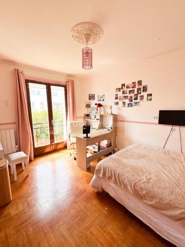 En exclusivité,  Nadia Aramis vous propose cette maison mitoyenne d’environ 80 m²,  dans un environnement calme et recherché, au fond d’une impasse. Idéalement située à proximité immédiate du centre-ville, des commerces, des transports et des écoles du secteur Les Sapins (maternelle et primaire).
Elle se compose au rez-de-chaussée d’une entrée avec cuisine ouverte sur un séjour chaleureux,  d’une cheminée, ainsi que d’un WC avec espace buanderie.
Au premier étage, un palier dessert deux chambres et une salle de bains.
Les combles ont été aménagés et offrent un espace supplémentaire comprenant une chambre parentale ainsi qu’un espace pouvant accueillir une chambre d’enfant, un bureau ou une salle de jeux.
À l’extérieur, vous profiterez d’un jardin privatif d’environ 120 m² ainsi que d’un cabanon de 5 m², idéal pour le rangement.

Les + du bien :
Situation au calme dans une impasse
Proximité du centre-ville et de toutes les commodités
Secteur scolaire recherché Les Sapins
Cuisine rénovée et optimisée
Cheminée apportant charme et convivialité
Combles aménagés offrant un bel espace supplémentaire
Faibles charges de copropriété

Une maison parfaitement entretenue, idéale pour une famille souhaitant allier tranquillité et proximité des services.
À visiter sans tarder ! 📞0667007674 🏡