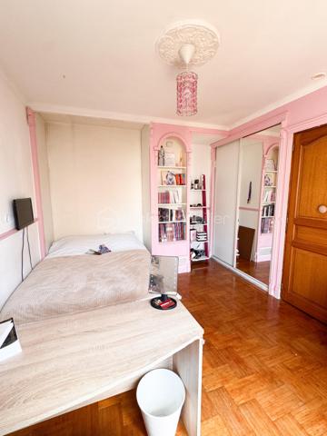 En exclusivité,  Nadia Aramis vous propose cette maison mitoyenne d’environ 80 m²,  dans un environnement calme et recherché, au fond d’une impasse. Idéalement située à proximité immédiate du centre-ville, des commerces, des transports et des écoles du secteur Les Sapins (maternelle et primaire).
Elle se compose au rez-de-chaussée d’une entrée avec cuisine ouverte sur un séjour chaleureux,  d’une cheminée, ainsi que d’un WC avec espace buanderie.
Au premier étage, un palier dessert deux chambres et une salle de bains.
Les combles ont été aménagés et offrent un espace supplémentaire comprenant une chambre parentale ainsi qu’un espace pouvant accueillir une chambre d’enfant, un bureau ou une salle de jeux.
À l’extérieur, vous profiterez d’un jardin privatif d’environ 120 m² ainsi que d’un cabanon de 5 m², idéal pour le rangement.

Les + du bien :
Situation au calme dans une impasse
Proximité du centre-ville et de toutes les commodités
Secteur scolaire recherché Les Sapins
Cuisine rénovée et optimisée
Cheminée apportant charme et convivialité
Combles aménagés offrant un bel espace supplémentaire
Faibles charges de copropriété

Une maison parfaitement entretenue, idéale pour une famille souhaitant allier tranquillité et proximité des services.
À visiter sans tarder ! 📞0667007674 🏡