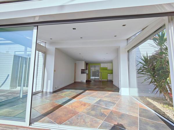 T5 plain pied. Au calme. Piscine. 2 parkings.