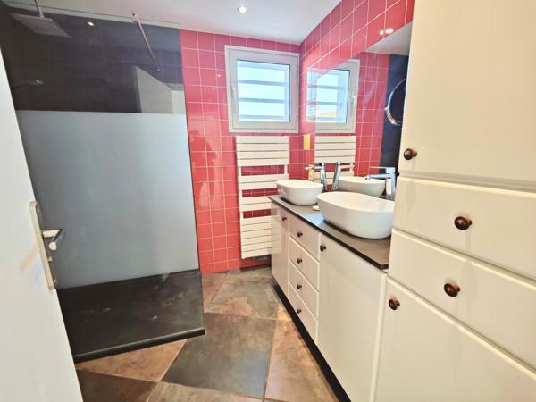 T5 plain pied. Au calme. Piscine. 2 parkings.