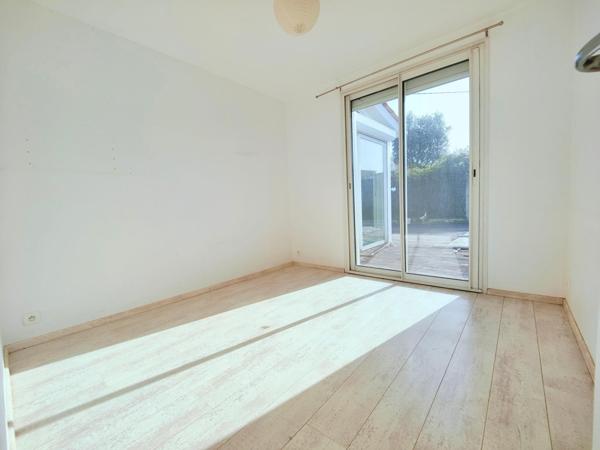 T5 plain pied. Au calme. Piscine. 2 parkings.