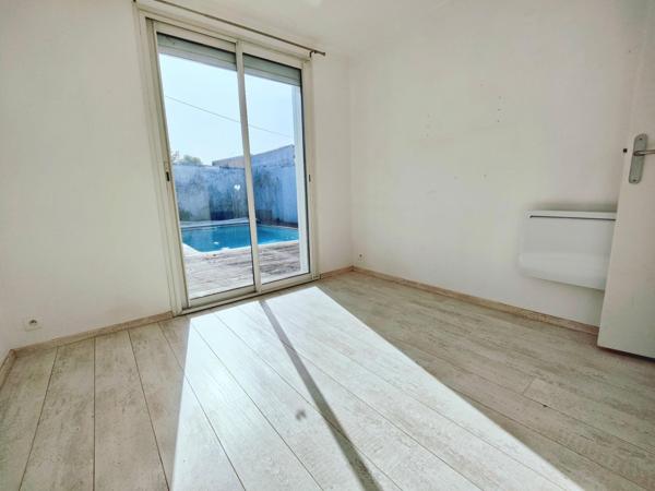 T5 plain pied. Au calme. Piscine. 2 parkings.