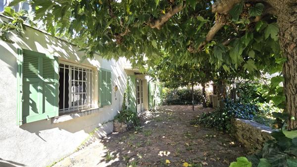 À vendre - Maison mitoyenne 1 côté, 5 pièces située à Gonfaron (83590)